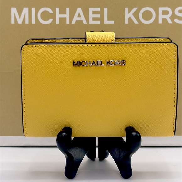 Michael Medium Crossgrain Leather Bifold Wallet
Daisy Yellow - Picture 2 of 15